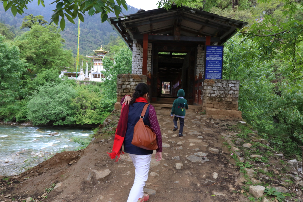 Bridge over Wang Chuu at the start of hike to Cheri Monastery 
