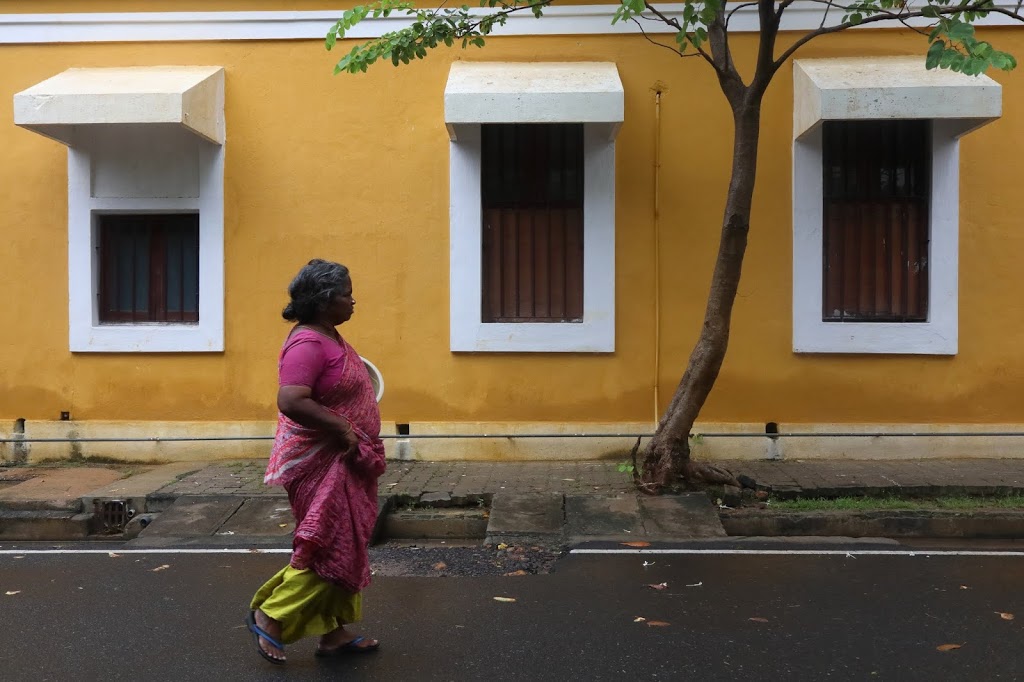 Image of a Tamil woman in front of a heritage building in White Town in Pondicherry.