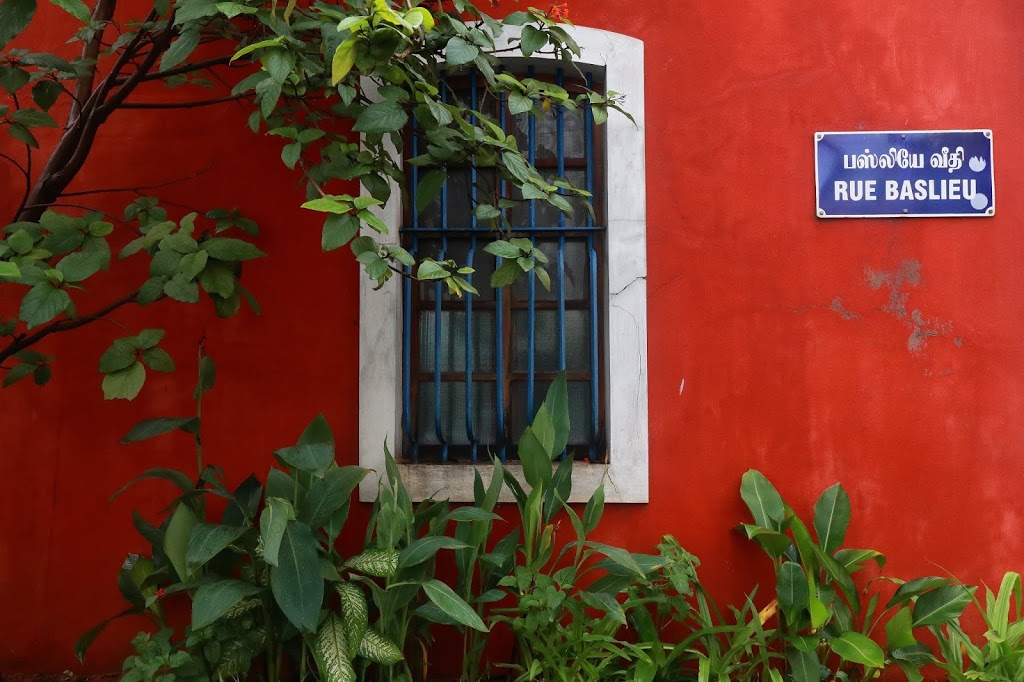 Pondicherry has still a community of French people residing in the old colonial buildings in White Town. So you will see abundant use of French language in every corner of White Town.