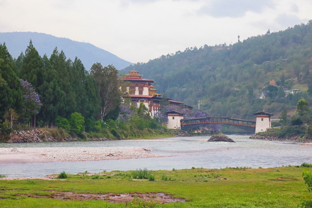 Image of Punakha Dzong from north side across Mo Chuu.