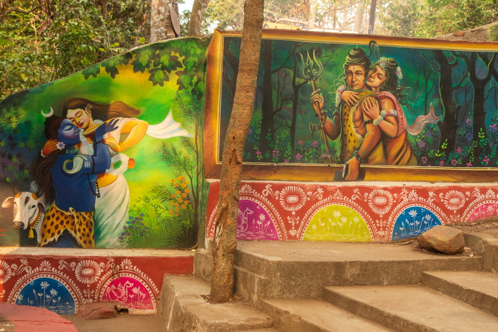 The beautiful paintings of Shiv-Parvati on the walls in Panchalingeswar temple complex makes this place more engrossing.