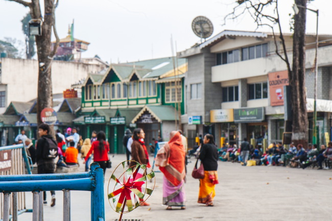 You are currently viewing Darjeeling Shopping Guide | What And Where You Should Buy Souvenirs In Darjeeling
