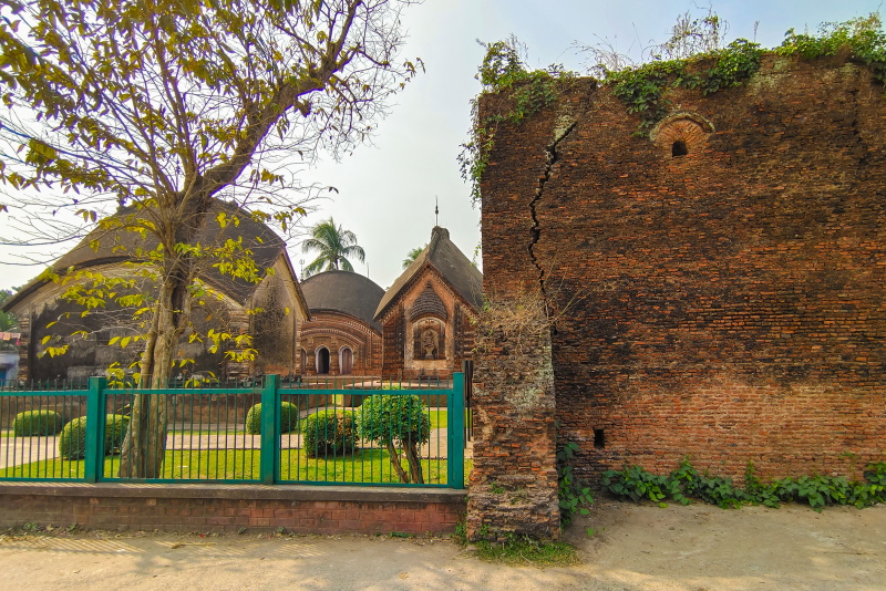 You are currently viewing Charbangla Temple | A 250-year-old terracotta temple in Murshidabad that still awes visitors with its craftwork